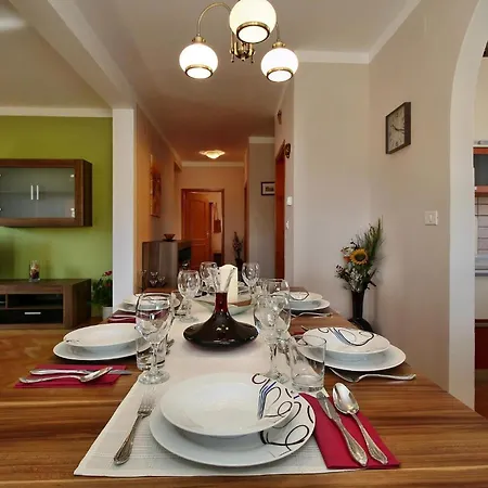 Holiday home Familienfreundliches Mit Pool Buje