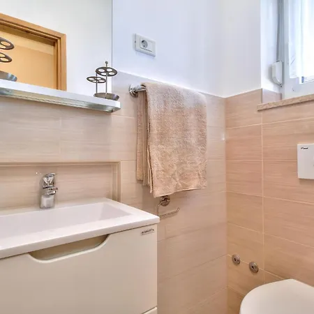 Holiday home Familienfreundliches Mit Pool Buje