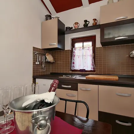 Familienfreundliches Mit Pool Holiday home Buje