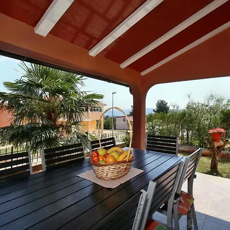 Familienfreundliches Mit Pool * Buje
