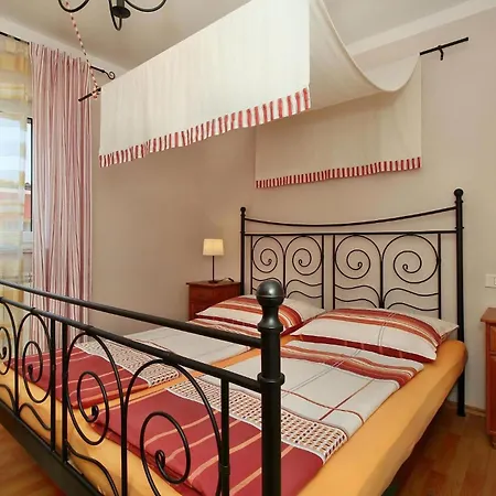 Holiday home Familienfreundliches Mit Pool Buje