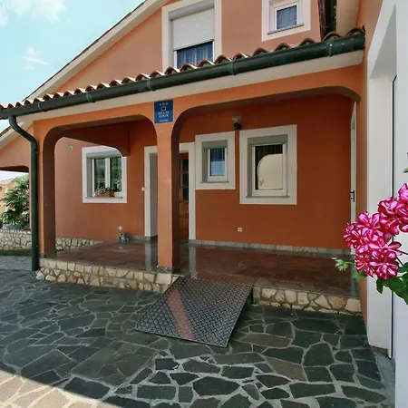 Familienfreundliches Mit Pool * Buje