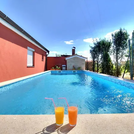 Familienfreundliches Mit Pool Сasa de vacaciones Buje