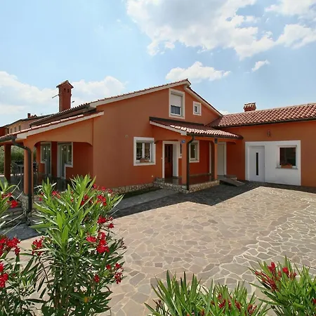 Familienfreundliches Mit Pool Сasa de vacaciones Buje
