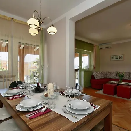 Familienfreundliches Mit Pool * Buje