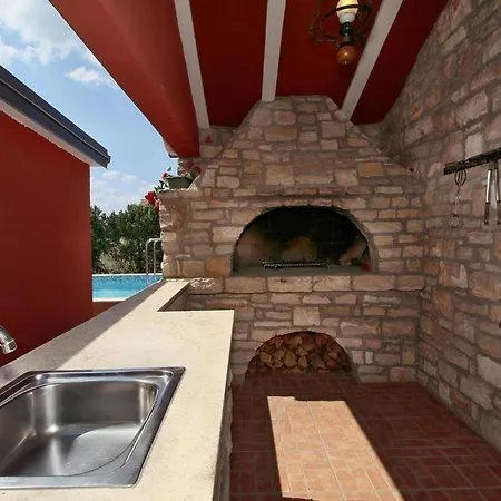 Familienfreundliches Mit Pool Сasa de vacaciones Buje