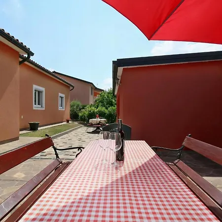 Familienfreundliches Mit Pool Buje