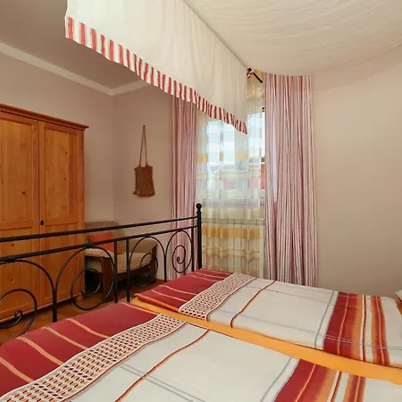 Сasa de vacaciones Familienfreundliches Mit Pool Buje